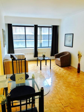 Stylish Montreal Apartment: Comfortable Stay in the Golden Square Mile